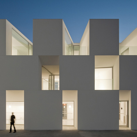 dzn_House-for-elderly-people-by-Aires-Mateus-Arquitectos-48